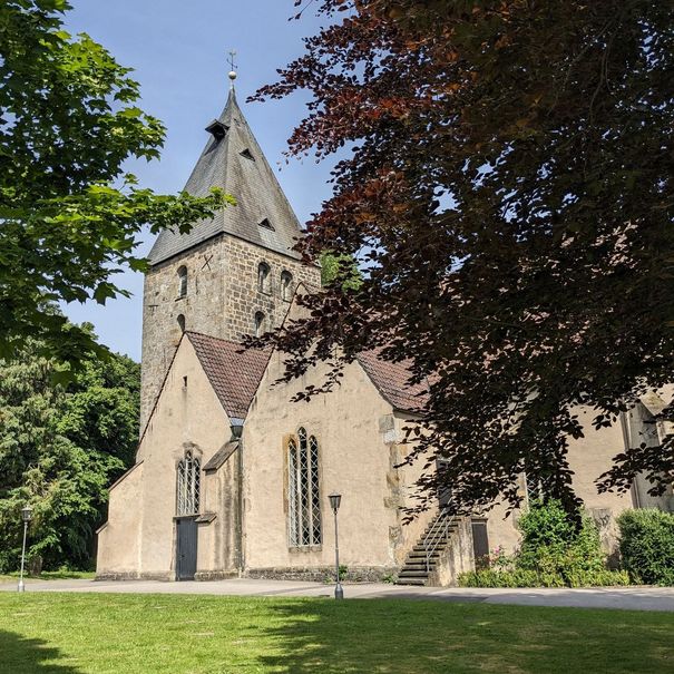 Kirche vom Kirchweg aus gesehen