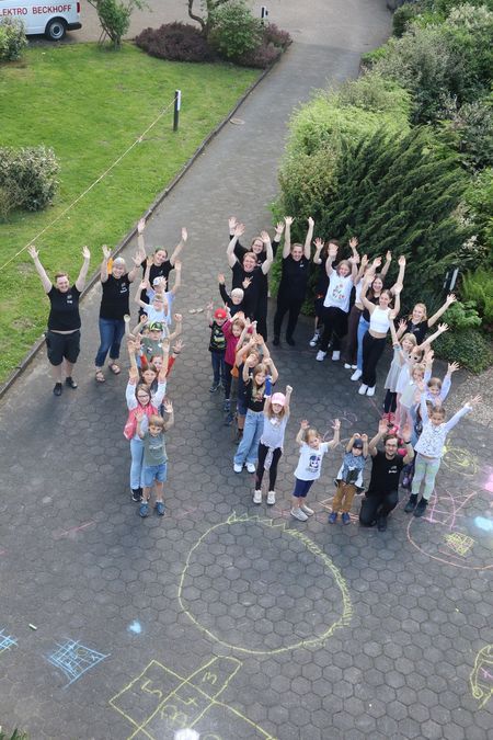 Gruppenfoto vom KiBiCamp: Die Kinder und Teamer stellen eine "10".
